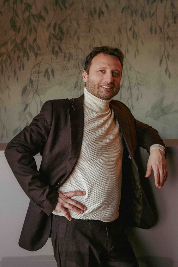 l'avvocato carboncini a lavoro nel suo studio